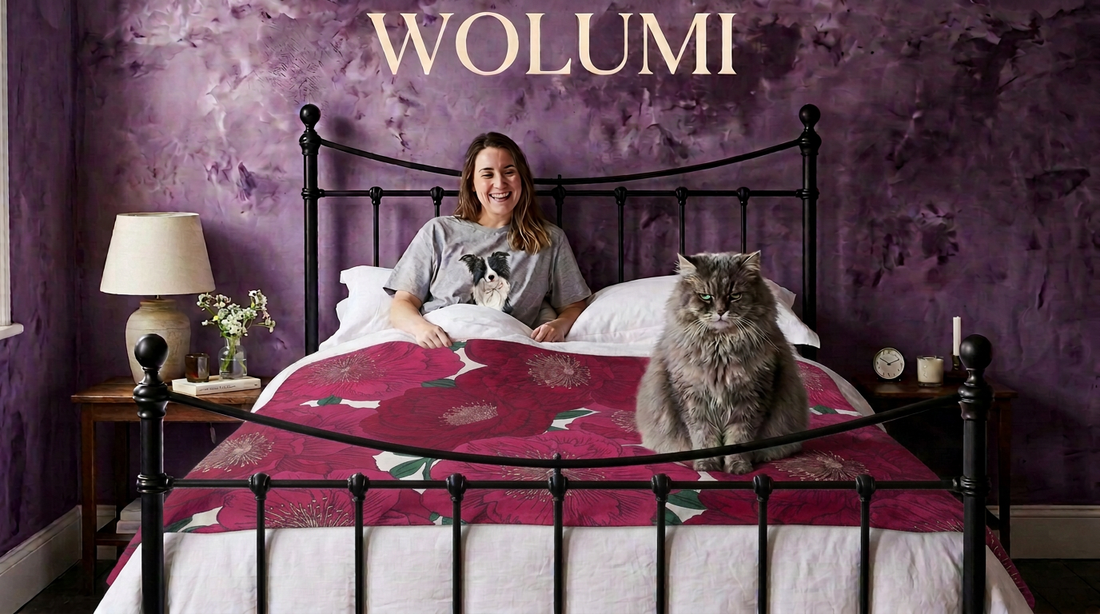 WOLUMIのサマーブランケットをベッドにかけてくつろぐ様子